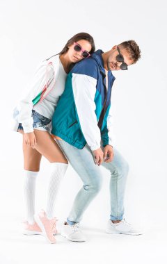 Beyaz arka planda moda genç çift