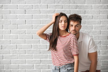 Tuğla duvara karşı Moda genç çift