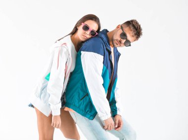 Beyaz arka planda moda genç çift