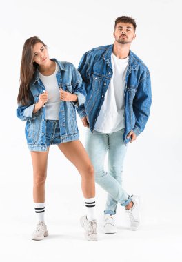 Beyaz arka planda moda genç çift