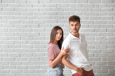 Tuğla duvara karşı Moda genç çift