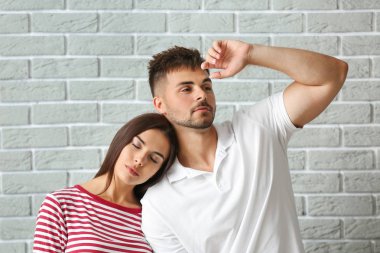 Tuğla duvara karşı Moda genç çift