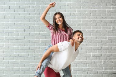 Tuğla duvara karşı Moda genç çift