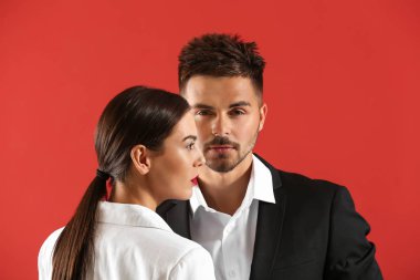 Renk arka plan üzerinde şık genç çift