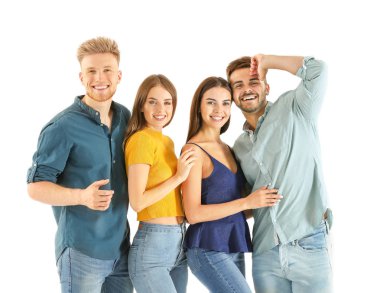 Beyaz arka planda şık rahat giysiler içinde gençlerin grubu