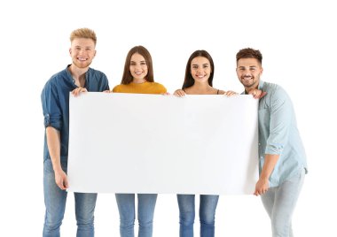 Açık arka planda boş poster tutan şık giysiler içinde genç bir grup