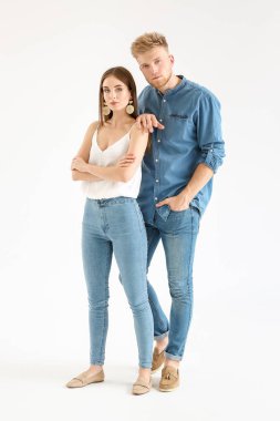 Beyaz arka planda şık rahat giysiler moda genç çift