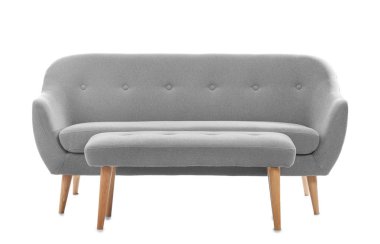 Beyaz arka planda rahat kanepe ve bank