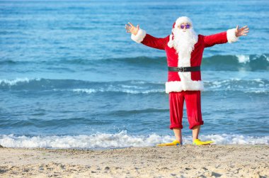 Noel Baba deniz beldesinde palet giyiyor