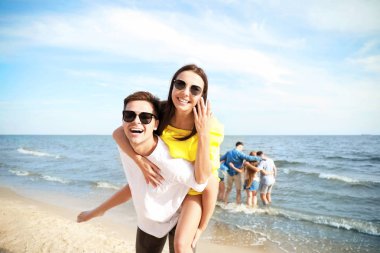 Tatil beldesinde deniz plajında Mutlu arkadaşlar