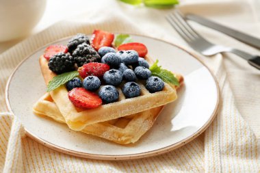 Masada lezzetli waffle ve çilek ile Plaka