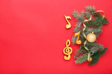 Notlar, keman clef ve renk arka plan üzerinde Noel dekor