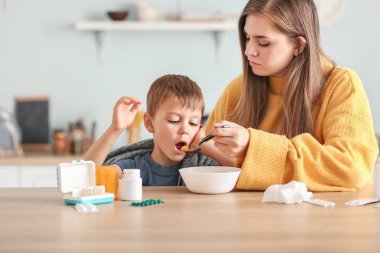 Hasta oğlunu mutfakta tavuk çorbasıyla besleyen anne