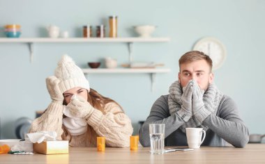 Mutfak masasında oturan hasta çift