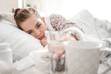 evde yatakta yatan hasta bir kadın