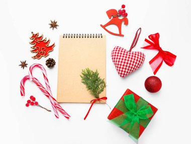 Beyaz arka planda not defteri olan güzel bir Noel kompozisyonu