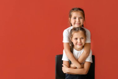 Renkli arka planda şirin ikiz kızların portresi