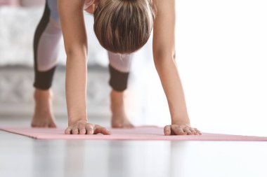 Genç kadın yatak odasında yoga