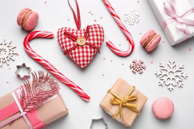 Hafif arka planda Noel dekor ile güzel kompozisyon