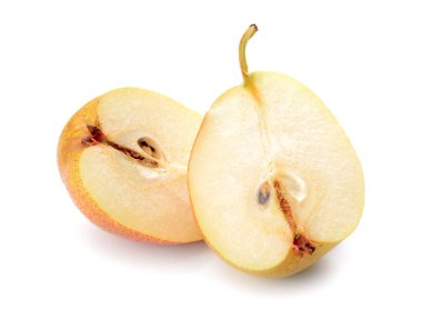Beyaz arka planda tatlı kesme armut