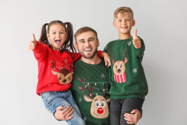 Hafif arka planda Noel kazak mutlu adam ve çocukları