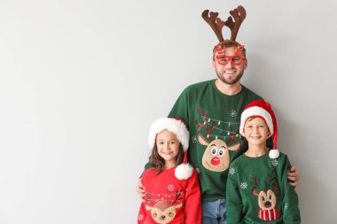 Hafif arka planda Noel kazak komik adam ve çocukları