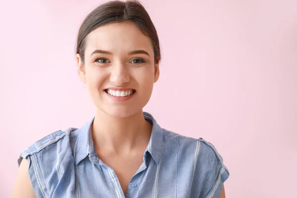 Portrait of happy young woman on color background — Stock Photo, Image