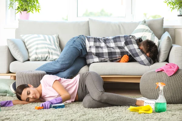 Втомилася молода пара після прибирання квартири — стокове фото