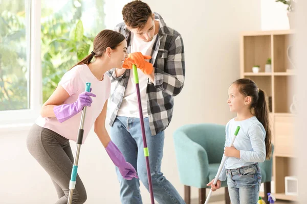 Happy family cleaning flat together — Stock Photo, Image