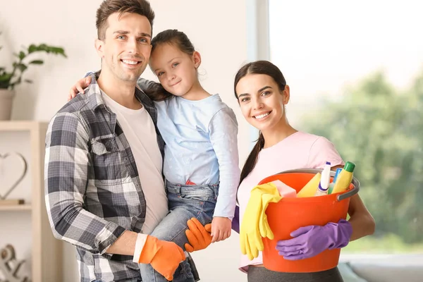 Happy family cleaning flat together — Stock Photo, Image