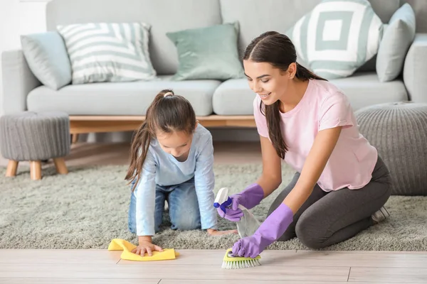 Bambina e sua madre pulizia piatta — Foto Stock