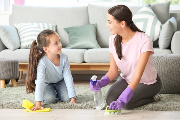 Little girl and her mother cleaning flat — Stock Photo, Image