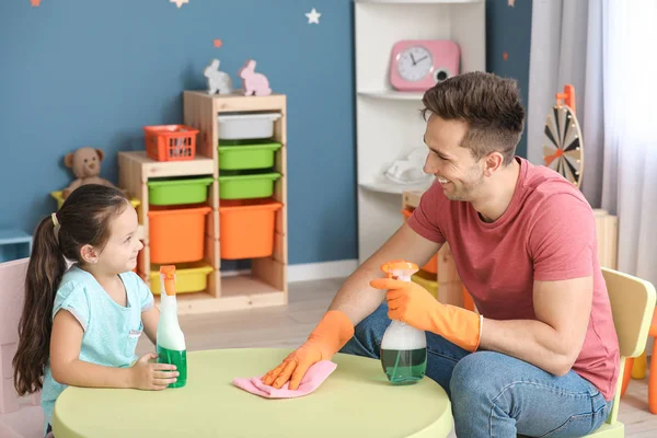 Little girl and her father cleaning room — Stock Photo, Image