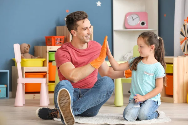 Father and daughter giving each other high-five after cleaning flat — Stock Photo, Image