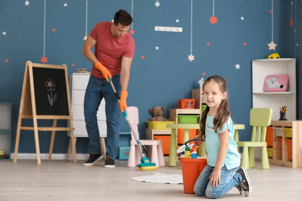 Kleines Mädchen und ihr Vater putzen Zimmer — Stockfoto