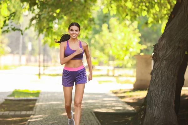 Sportos fiatal nő parkban — Stock Fotó