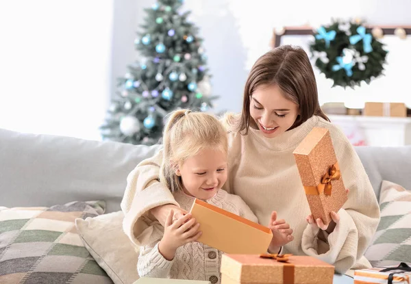 Young woman greeting her little daughter on Christmas eve — Stock Photo, Image