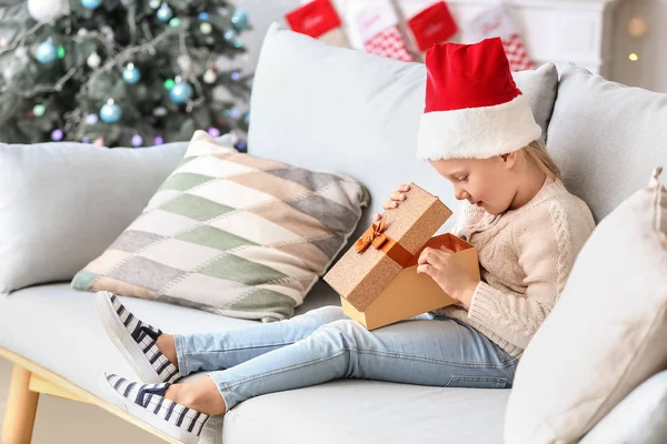 Söpö pieni tyttö joululahja kotona — kuvapankkivalokuva