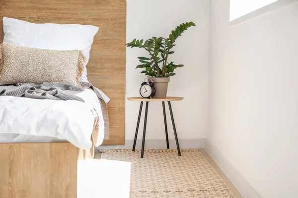 Interieur van lichte comfortabele slaapkamer — Stockfoto