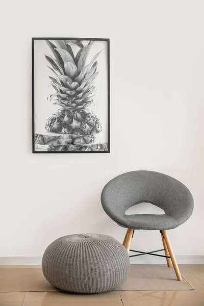 사진과 함께 빛의 벽 근처 편안한 의자와 pouf — 스톡 사진