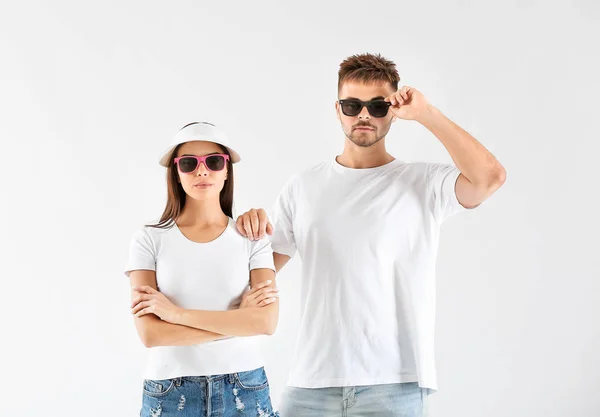 Pareja joven de moda sobre fondo blanco — Foto de Stock