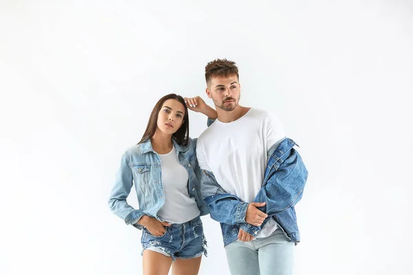 Pareja joven de moda sobre fondo blanco — Foto de Stock