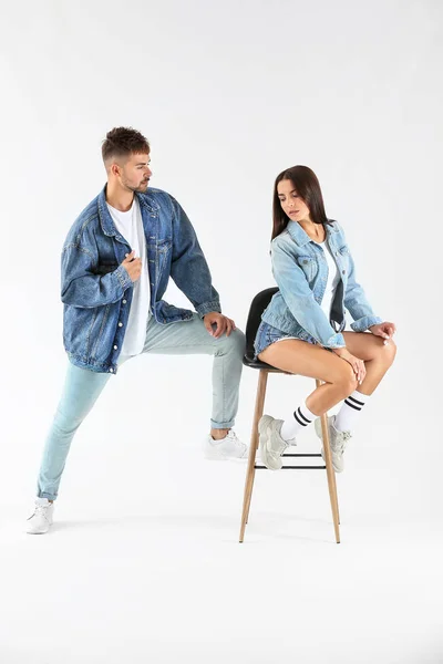 Casal jovem na moda em fundo branco — Fotografia de Stock