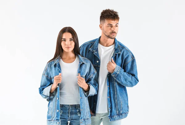 Pareja joven de moda sobre fondo blanco — Foto de Stock