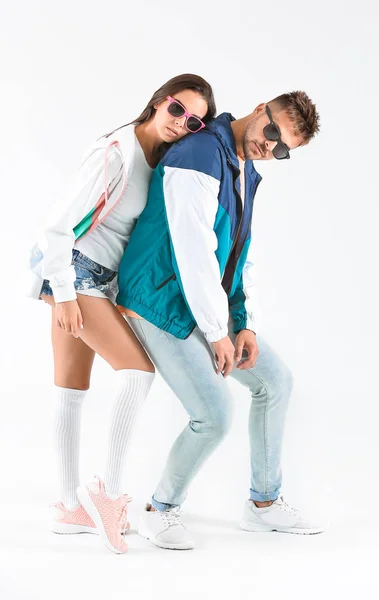 Pareja joven de moda sobre fondo blanco — Foto de Stock