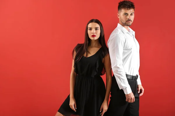 Elegante jovem casal em fundo de cor — Fotografia de Stock