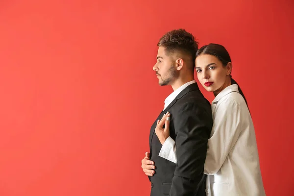 Pasangan muda bergaya dengan latar belakang warna — Stok Foto