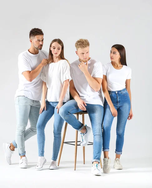 Grupo de jóvenes en ropa casual con estilo sobre fondo claro — Foto de Stock