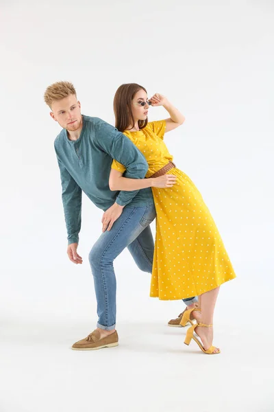 Casal jovem na moda em roupas casuais elegantes no fundo branco — Fotografia de Stock