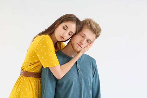 Pareja joven de moda en ropa casual con estilo sobre fondo blanco — Foto de Stock